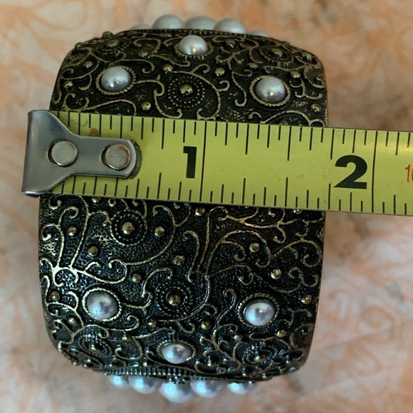 🛍️SALE🛍️ Antiqued Gold Hinged Bangle Bracelet - Picture 8 of 10